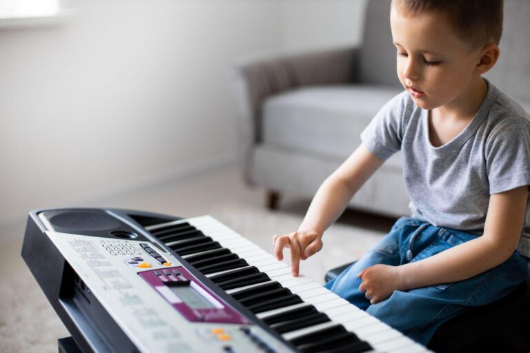 Din seria ce să le mai cumpărăm copiilor noștri? I-ar bucura o orgă electronică?