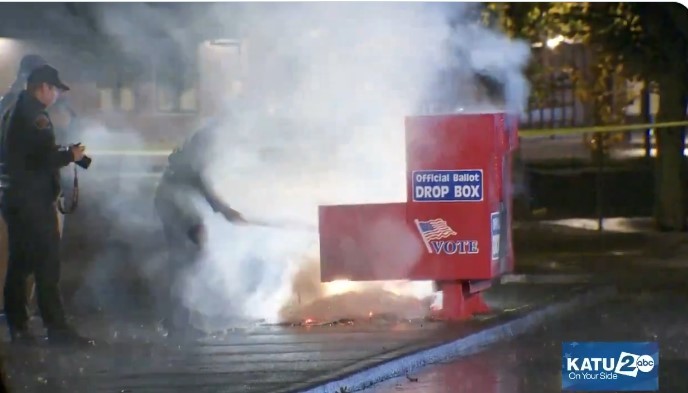 VIDEO | Incendii provocate la urne pentru votul prin corespondenţă din Oregon şi Washington. Sute de buletine au fost distruse