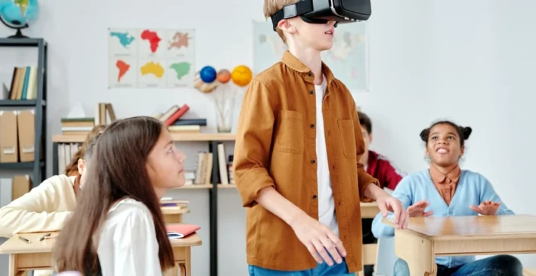 Games in Schools, programul prin care mii de elevi învaţă cu ajutorul jocurilor video, se extinde în mai multe oraşe din România