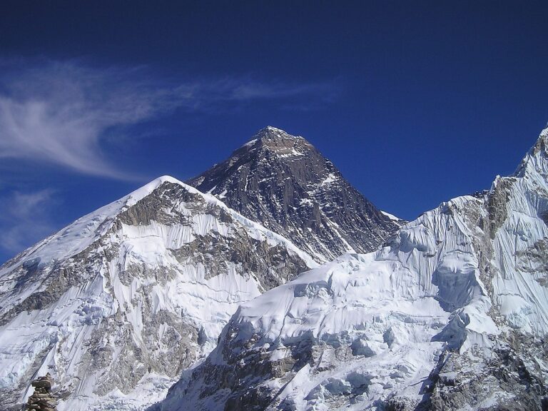 The Guardian: Muntele Everest a crescut în înălţime / Cercetătorii au găsit explicaţia