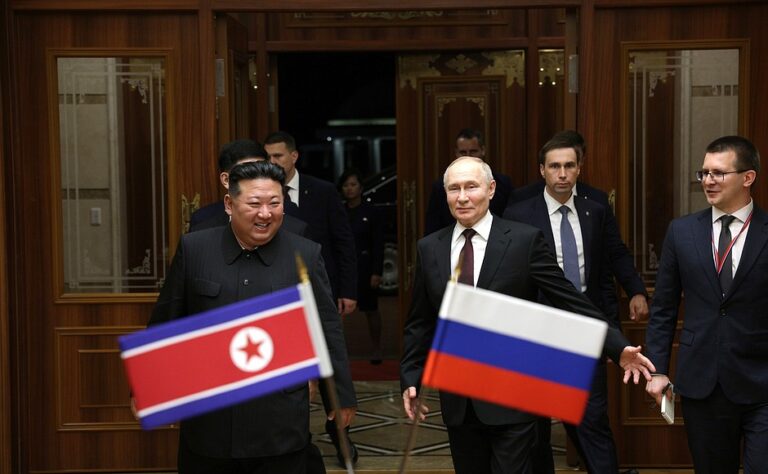 Putin s-a lăsat în brațele lui Kim, însă cel mai probabil va coborî chiar mai jos de atât