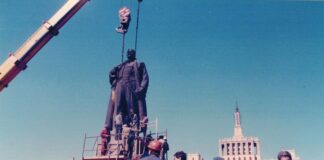Removing Lenin, 1990 (Dan Perry photo)