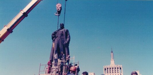 Removing Lenin, 1990 (Dan Perry photo)