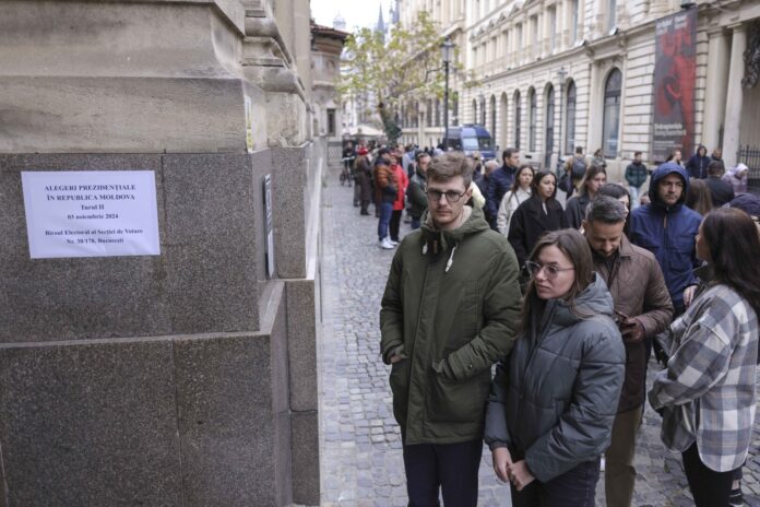 Alegeri în Republica Moldova | Victorie categorică pentru Maia Sandu în alegerile prezidențiale Cetateni moldoveni voteaza in turul 2 al alegerilor prezidentiale din Republica Moldova, in Bucuresti, 3 noiembrie 2024. Inquam Photos / Octav Ganea