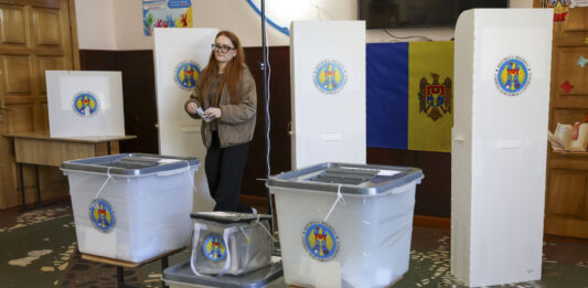 Cetateni moldoveni voteaza in turul 2 al alegerilor prezidentiale din Republica Moldova, in Chisinau, 3 noiembrie 2024. Inquam Photos / Elena Covalenco