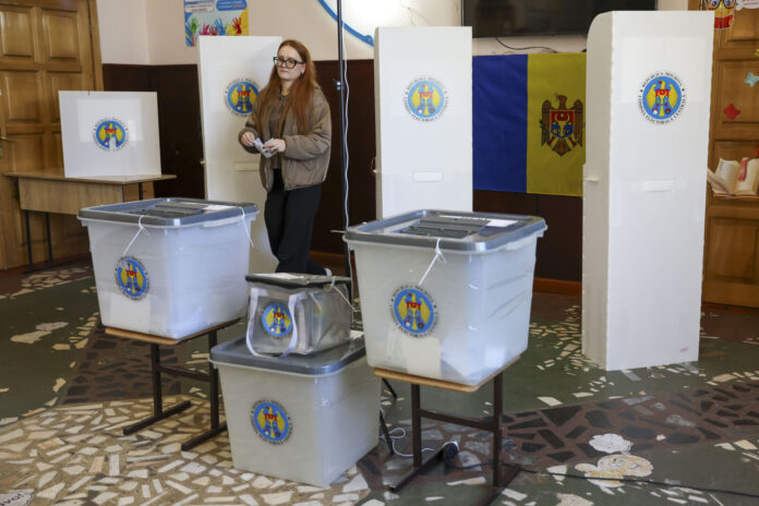 Cetateni moldoveni voteaza in turul 2 al alegerilor prezidentiale din Republica Moldova, in Chisinau, 3 noiembrie 2024. Inquam Photos / Elena Covalenco