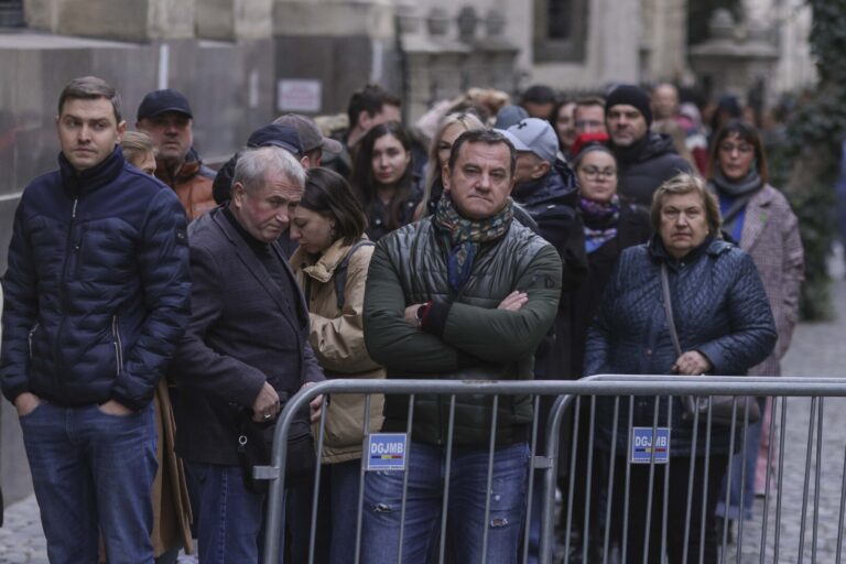 Trei lecții grele din care românii au ce învăța la aceste alegeri: Franța, Moldova și America