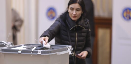 Cetateni moldoveni voteaza in turul 2 al alegerilor prezidentiale din Republica Moldova, in Bucuresti, 3 noiembrie 2024. Inquam Photos / Octav Ganea