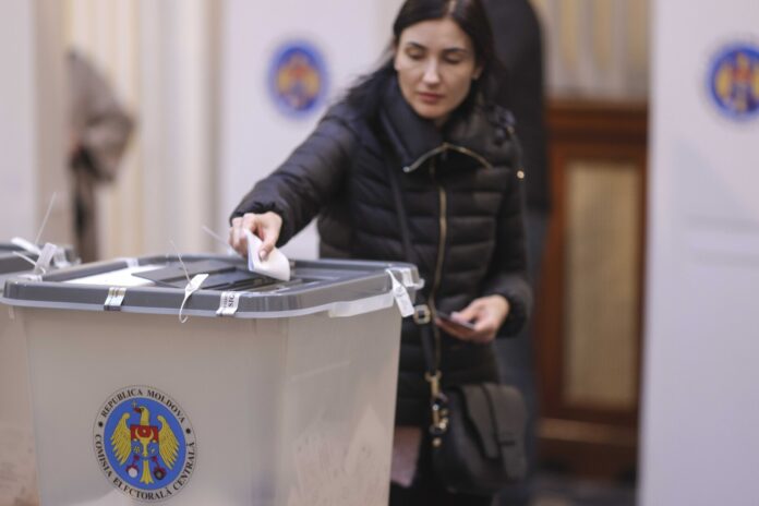Majoritatea secţiilor de votare din Republica Moldova s-au închis / Peste 1.6 milioane de moldoveni au votat Cetateni moldoveni voteaza in turul 2 al alegerilor prezidentiale din Republica Moldova, in Bucuresti, 3 noiembrie 2024. Inquam Photos / Octav Ganea
