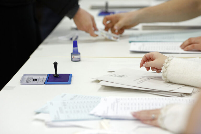 ALEGERI PREZIDENȚIALE 2025 | Operațiunile de numărare a voturilor la închiderea secțiilor – înregistrate prin intermediul unei tablete
