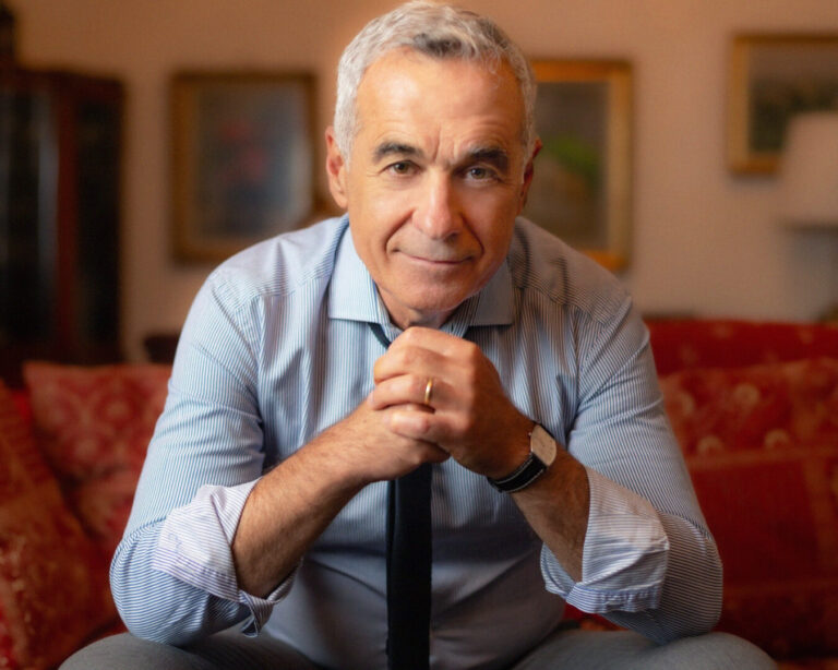 Informații false în CV-ul lui Călin Georgescu: A pretins că a lucrat la un institut ONU, dar era o fundație privată
