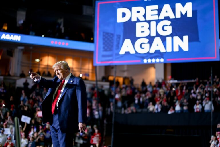 Cine sunt cei doi români care lucrează pentru proiectul DeFi WLF, susţinut de Donald Trump
