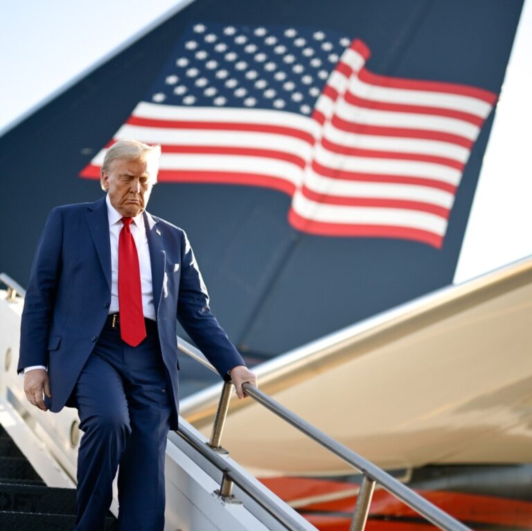 Donald Trump spune, în drum către Abu Dhabi, că ”nimic nu are să se întâmple” în Ucraina până nu se întâlneşte cu Putin