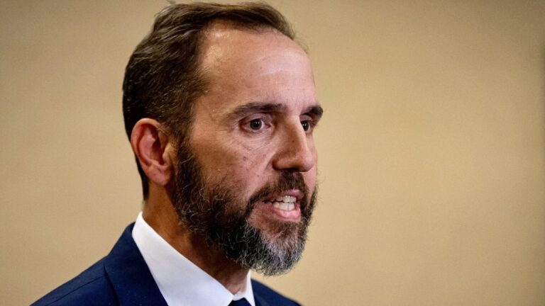 Procurorul special Jack Smith îşi suspendă procedura penală împotriva lui Trump cu privire la păstrarea unor documente clasificate la Mar-a-Lago