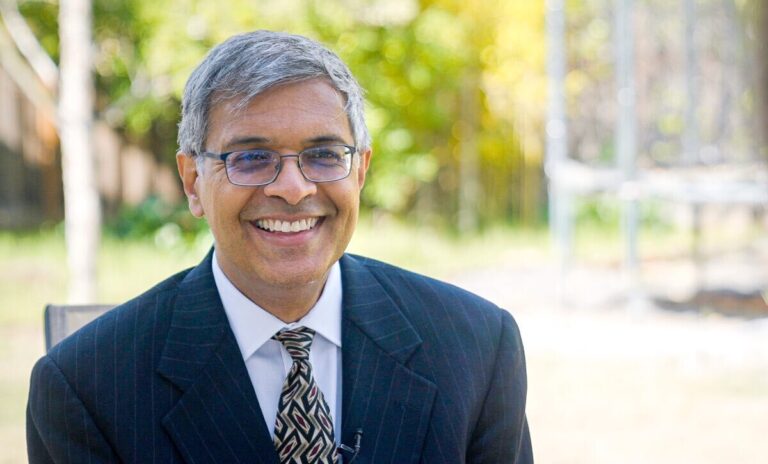 Donald Trump îl numeşte pe Jay Bhattacharya, un critic al vaccinurilor anti-COVID, la conducerea NIH – principalul finanțator al cercetării medicale