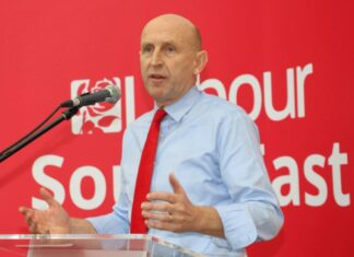 Ministrul britanic al Apărării John Healey a demisionat