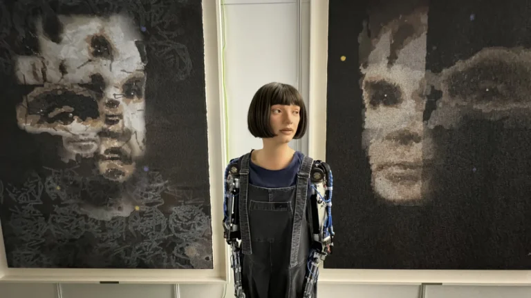 Prima lucrare a unui robot umanoid, vândută la licitaţie pentru un milion de euro
