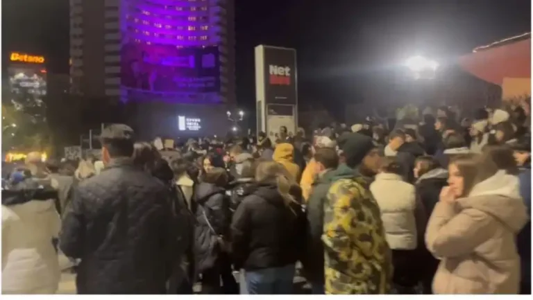 Protest în Bucureşti împotriva lui Călin Georgescu/ Se scandează ”Călin Georgescu, noul Antonescu” şi ”20% nu ne fură ţara”