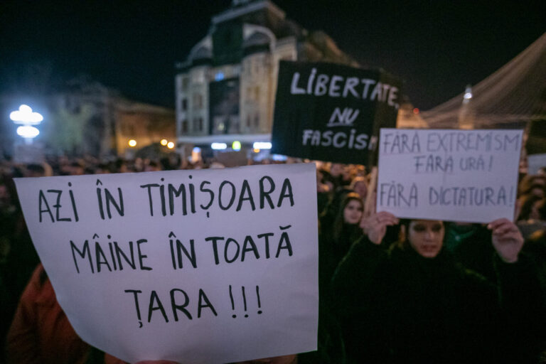Financial Times: A doua revoluţie a României