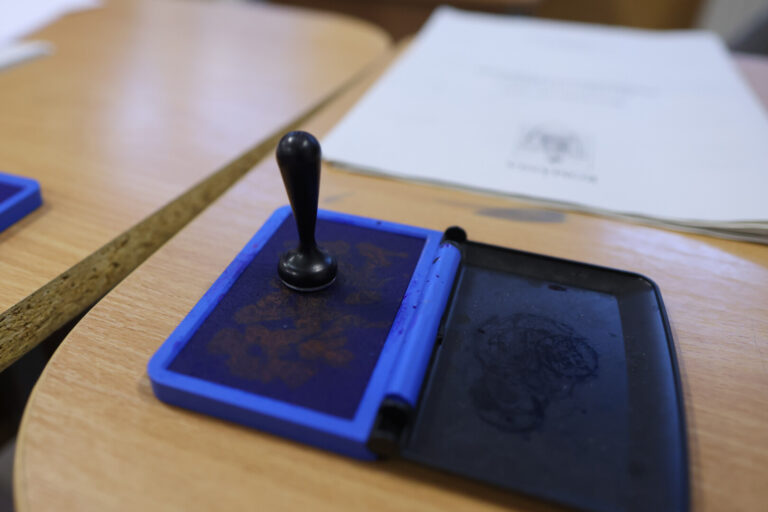 Sondaj INSCOP: Mai mult de jumătate dintre români consideră că „alegerea preşedintelui este influenţată puternic de acţiunile ostile ale altor state”