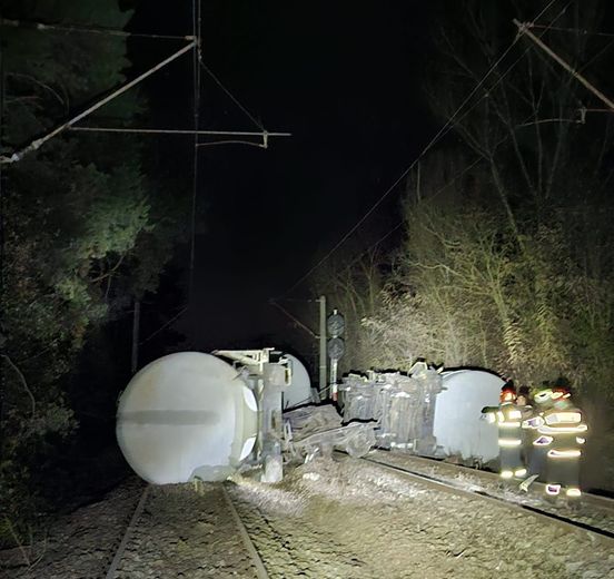 Traficul feroviar, oprit în Mehedinţi, după deraierea unor vagoane ale unui tren de marfă cu benzină/ Două vagoane, răsturnate