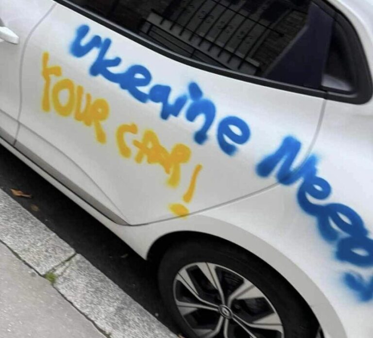 „Ucraina are nevoie de maşina ta!” Zeci de automobile au fost vandalizate în Franţa cu acest slogan misterios. Bănuielile se îndreaptă către Rusia