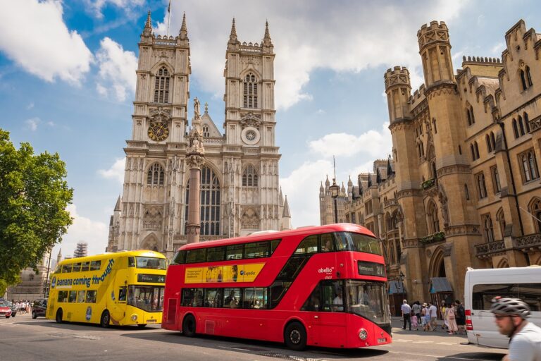 Din 25 februarie, românii au nevoie de o autorizaţie electronică pentru a călători în Marea Britanie / Cum se obţine