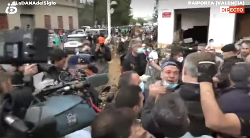 VIDEO | Regele și regina Spaniei și-au încheiat forțat vizita în zona inundațiilor. Mulţimea furioasă a aruncat cu noroi şi a strigat: „Asasini!”