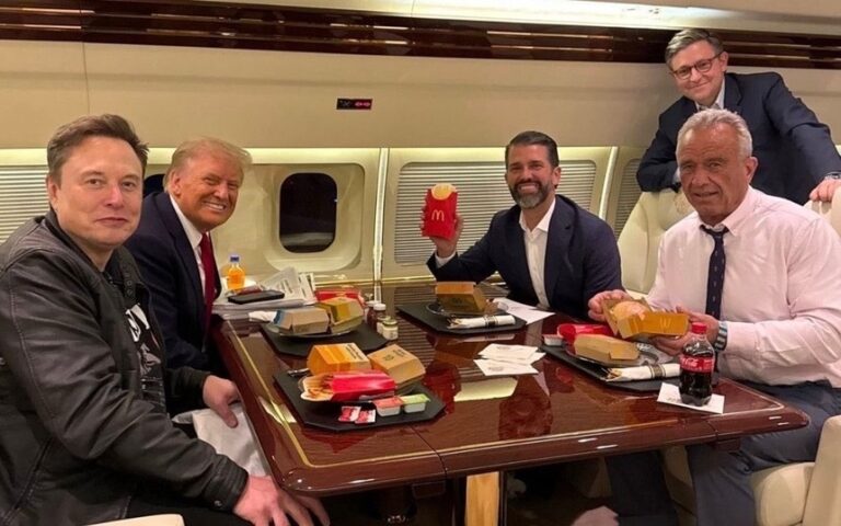 AFP: După ce au promis să „facă America sănătoasă”, Trump şi Kennedy Jr s-au înfruptat cu burgeri şi cartofi prăjiţi