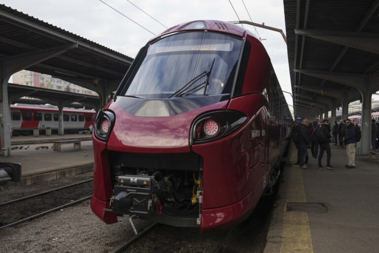 Primul tren electric nou cumpărat de România a intrat în circulație