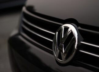 Șeful Volkswagen spune că există „soluții mai inteligente” decât închiderea fabricilor pentru a face economii