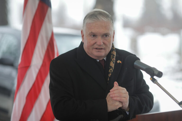 Adrian Zuckerman: Poate domnul Bolojan a făcut greşeli, poate nu, dar trebuie mers înainte aici. Trebuie să i se dea României o şansă să-şi revină economic