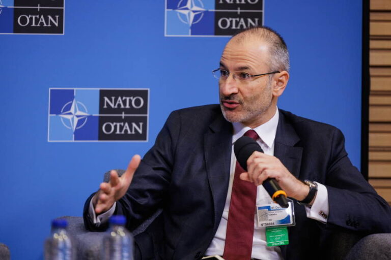 MAE: Rusia foloseşte spaţiul de comunicare ca pe un instrument de război hibrid / Ne aşteptăm să continue