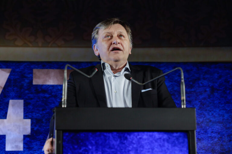 Consiliul Național al PNL l-a desemnat în unanimitate pe Crin Antonescu drept candidat la Președinția României