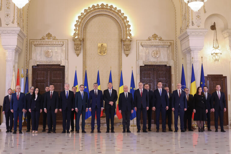 VIDEO | Guvernul a depus jurământul de credinţă la Palatul Cotroceni. Klaus Iohannis: Oamenii aşteaptă soluţii, stabilitate şi un Guvern care menţine ferm traiectoria României