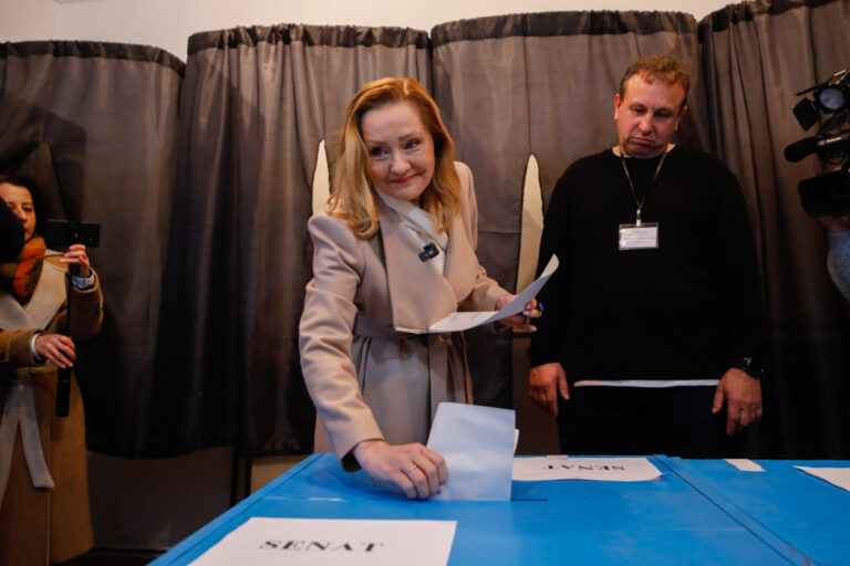 Elena Lasconi: „Haideţi la vot că acum putem să ne apărăm democraţia şi libertatea”
