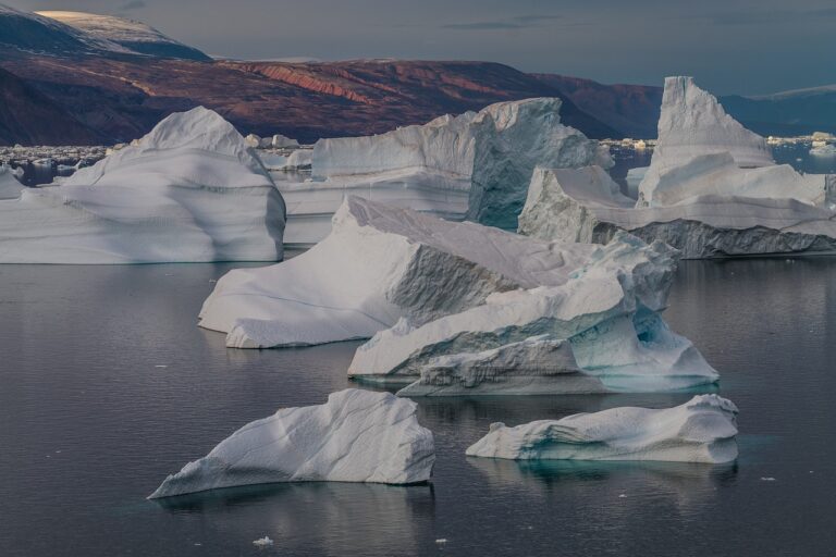 Un plan controversat de reîngheţare a Arcticii are rezultate promiţătoare, dar oamenii de ştiinţă avertizează asupra riscurilor mari