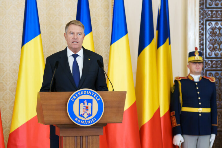 Președintele Iohannis, de Ziua Constituţiei: Să rămânem uniţi în apărarea democraţiei noastre