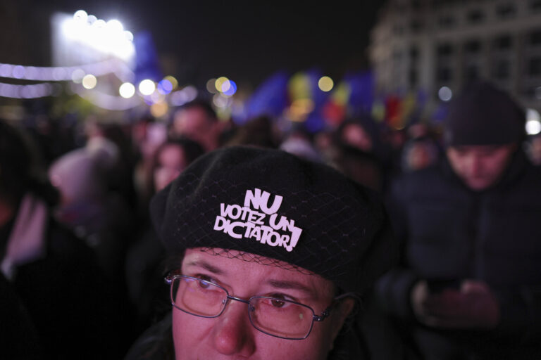 Amplu miting pro-UE şi pro-NATO în Piaţa Universităţii din Bucureşti/ Se scandează ”Jos comunismul”, ”Libertate” şi ”Europa”