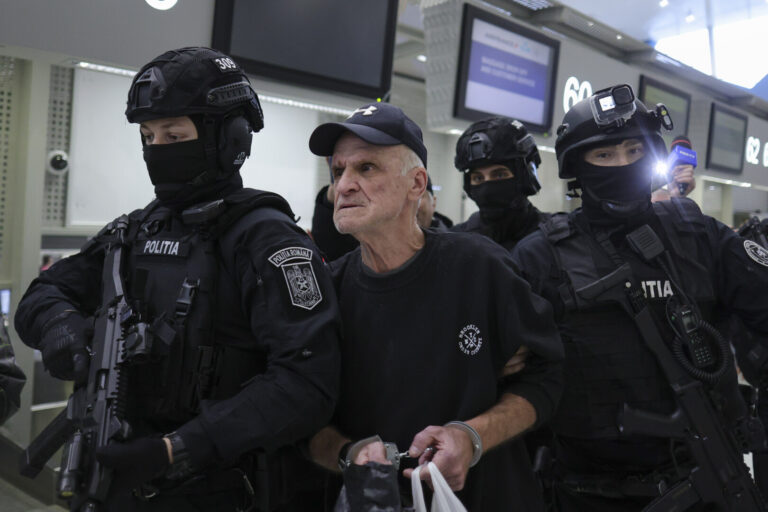 Nati Meir, condamnat la 11 ani de închisoare pentru corupție, a fost adus vineri în țară din Grecia