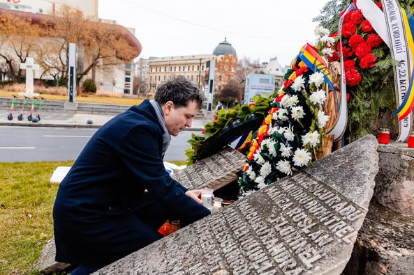 Nicuşor Dan: Datoria noastră este să protejăm democraţia câştigată cu preţul vieţilor eroilor noştri şi să menţinem direcţia europeană a Bucureştiului şi a României
