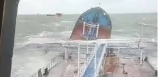 Scurgeri de petrol în Marea Neagră, după ce două petroliere ruseşti au suferit avarii