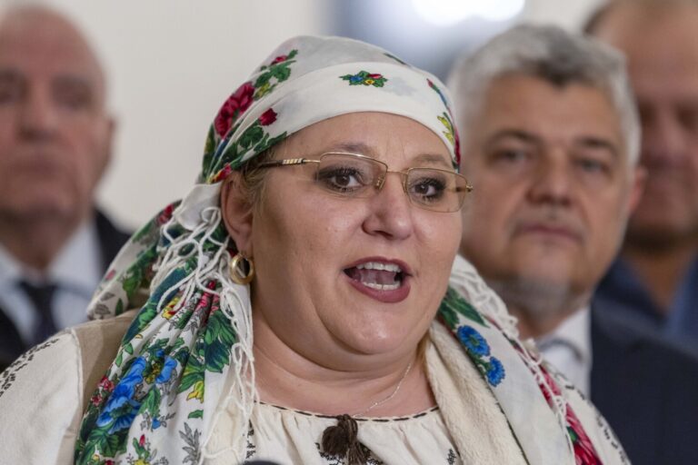 Delir | Şoşoacă: Ziua Naţională a fost fraudată. Chem toate forţele suveraniste să intrăm la guvernare