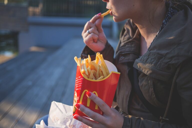 VIDEO | De ce nu ne putem opri din consumul anumitor alimente?
