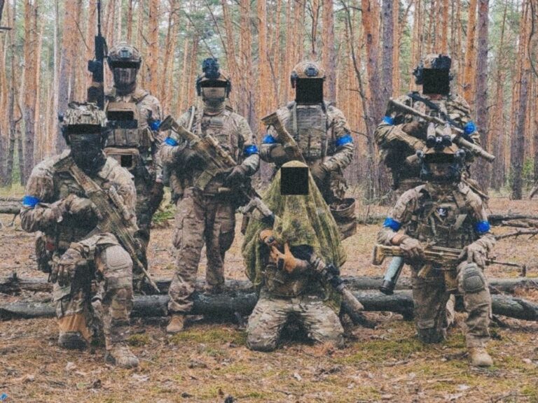 „Strigătele lor de luptă ne-au acoperit pașii în timp ce ne apropiam”. Confesiunile cercetașilor militari ucraineni