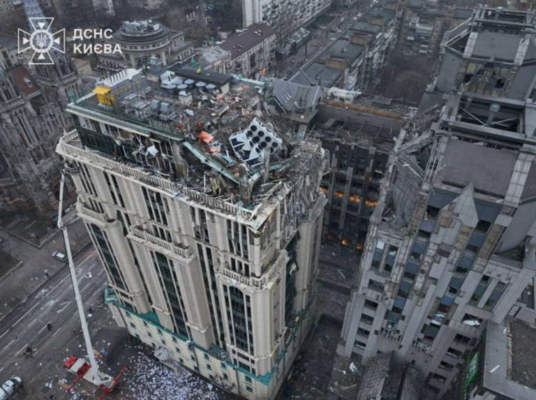 Şase misiuni diplomatice, atinse în atacul cu rachetă balistică la Kiev, soldat cu un mort şi 11 răniţi/ Peste 600 de apartamente, 30 de şcoli şi 15 instituţii medicale, avariate./Doi morţi şi şase răniţi la Herson, şase răniţi la Krivoi Rog