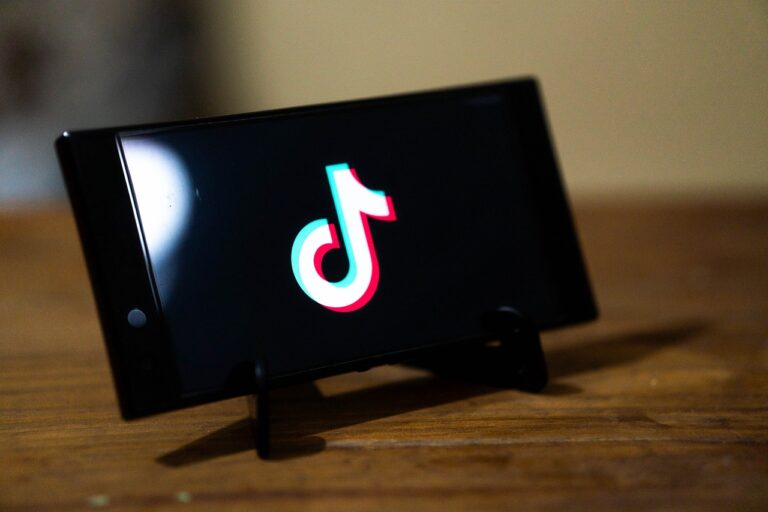 „Risc de paralizie”. Medicii atrag atenţia asupra pericolului privind provocarea Superman, populară pe TikTok
