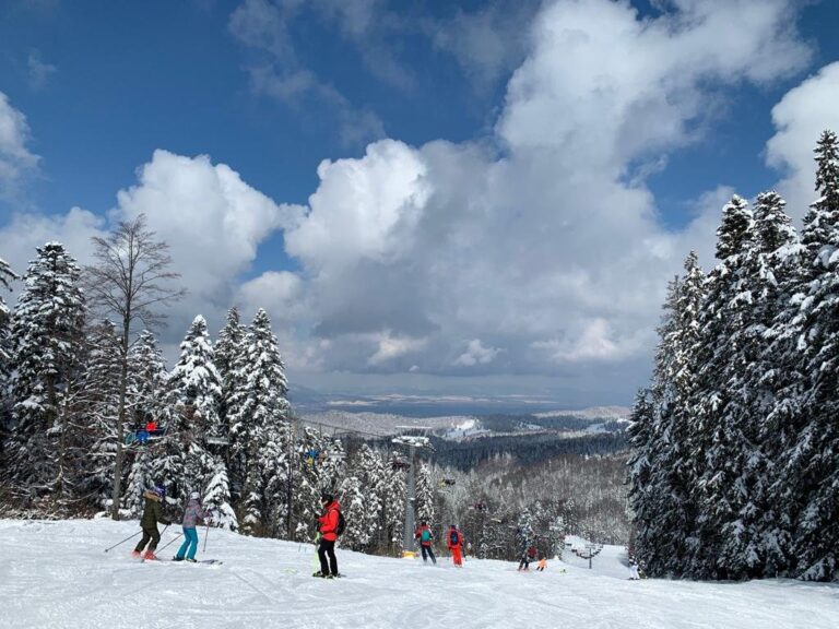 Poiana Brașov: Strat de zăpadă de până la 40 cm / Se schiază în condiţii bune
