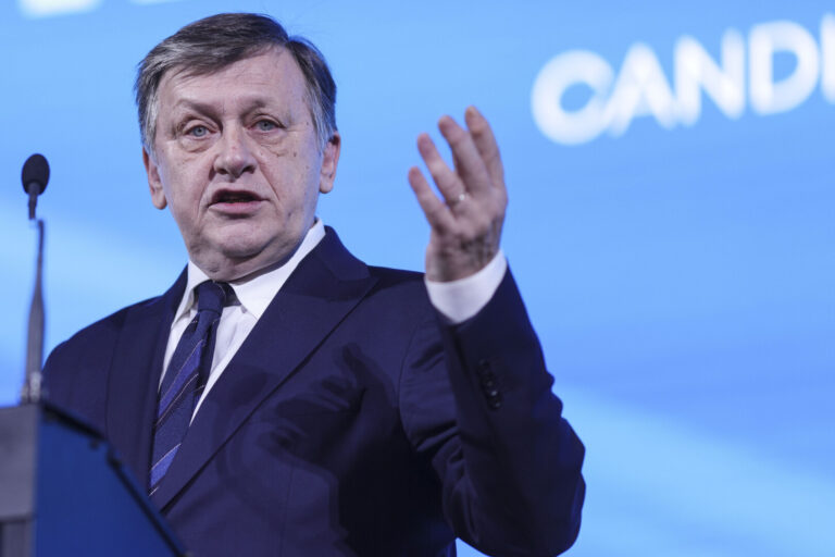 CCR a respins contestațiile privind candidatura lui Crin Antonescu