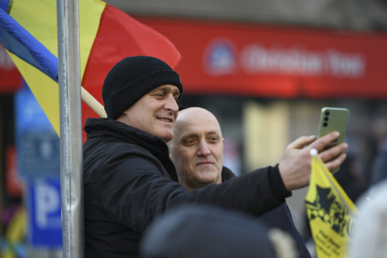Horaţiu Potra şi fiul său, ridicaţi de jandarmi de la protestul din Bucureşti